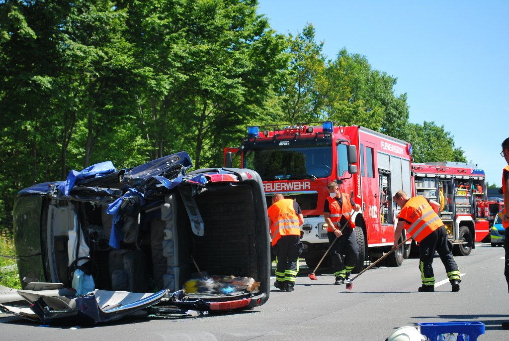 A46 in NRW Auto kracht gegen Lkw und überschlägt sich DerWesten de