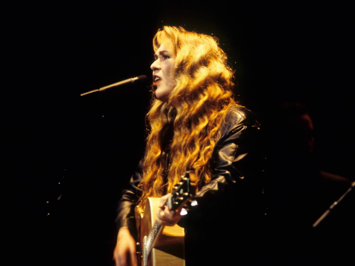 Juliane Werding mit Gitarre auf der Bühne