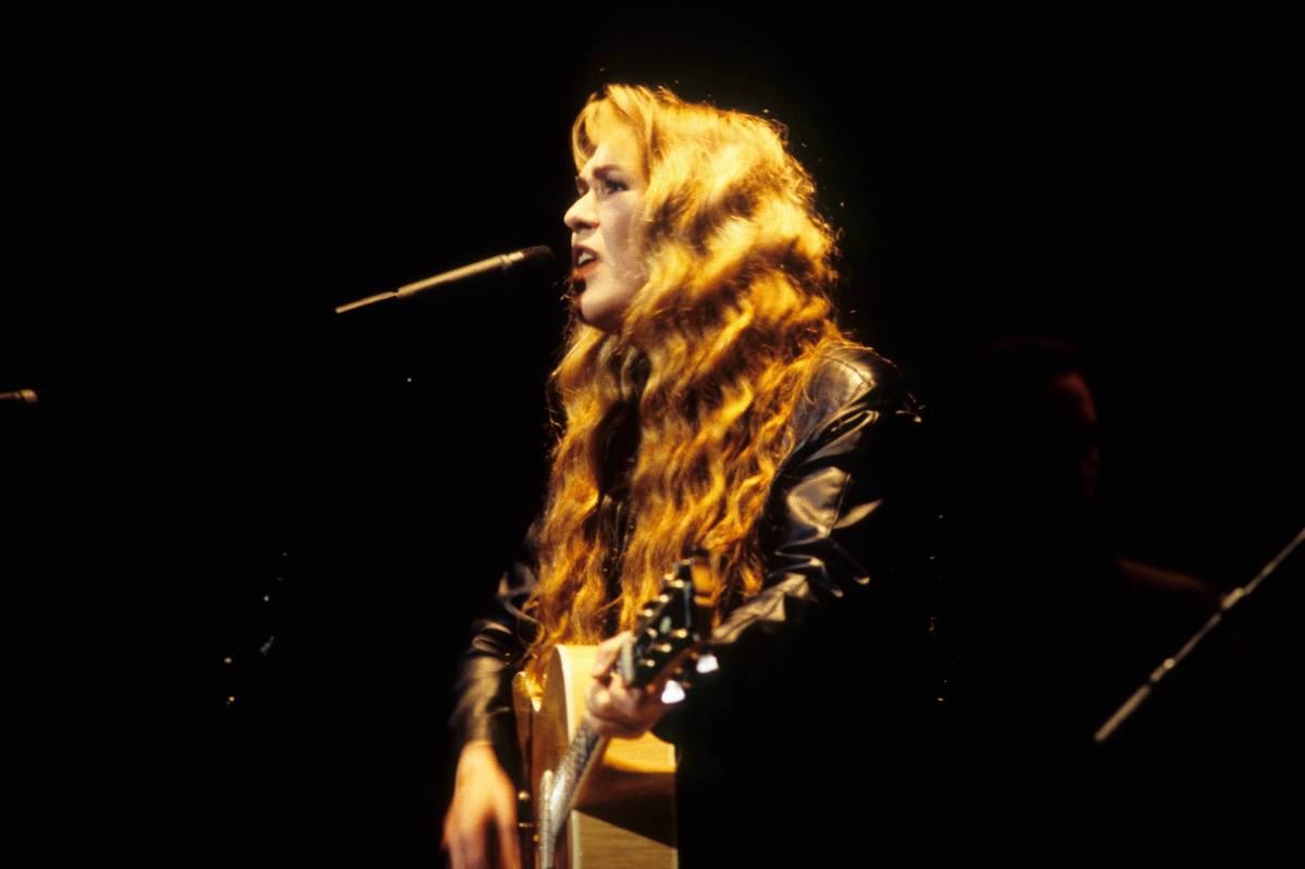 Juliane Werding mit Gitarre auf der Bühne