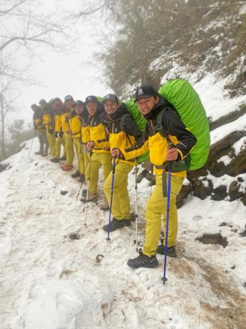 Die Mitglieder einer Gruppe von Sherpa-Bergsteigern stellen sich auf dem Weg zum Basislager des Mount Cho Oyu im Himalaya in einer Reihe auf. Sie hoffen, eine neue Route auf den Achttausender zu finden, die für kommerzielles Klettern nutzbar gemacht werden kann. Der tibetische Name des Berges Cho Oyu bedeutet "Göttin des Türkis". Diese Bergführer wollen einen neuen Weg auf einen der höchsten Berge der Welt finden. 