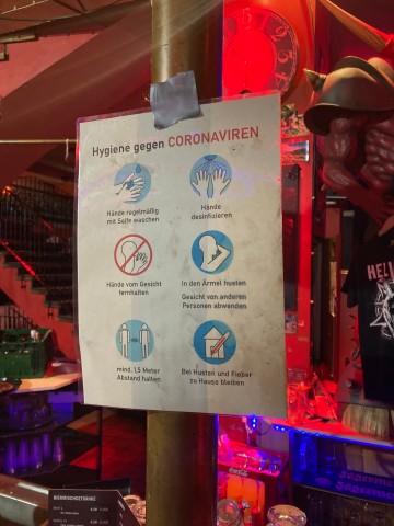 Der Kneipen-Besitzer aus Oberhausen freut sich, dass sich alle im Pup an die Corona-Regeln halten.