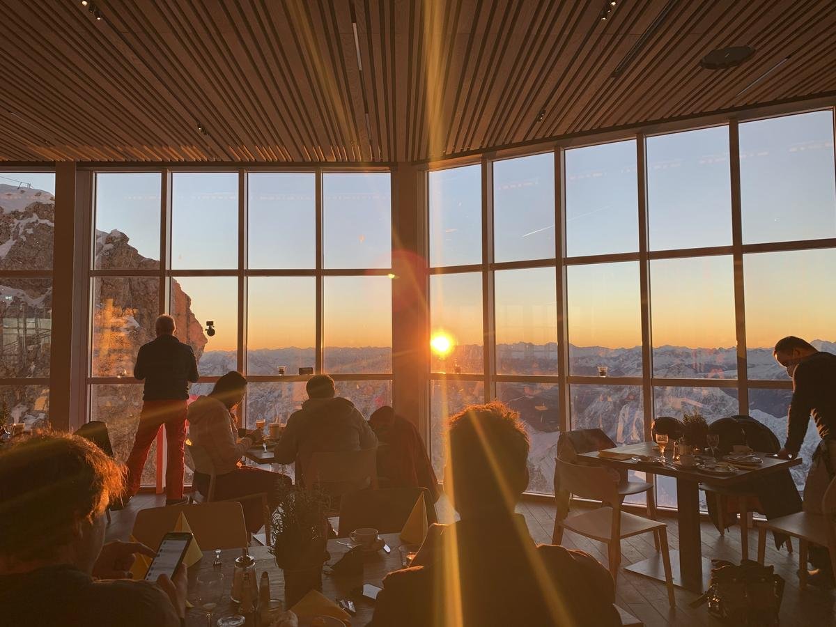 Sonnenaufgang von der Zugspitze aus: Motive wie diese bleiben Langschläfern verborgen. Foto: Bayerische Zugspitzbahn /dpa