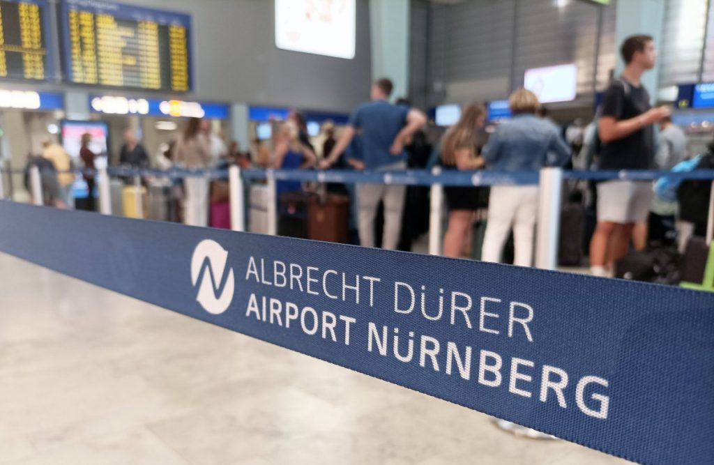 Ein Absperrband am Flughafen Nürnberg