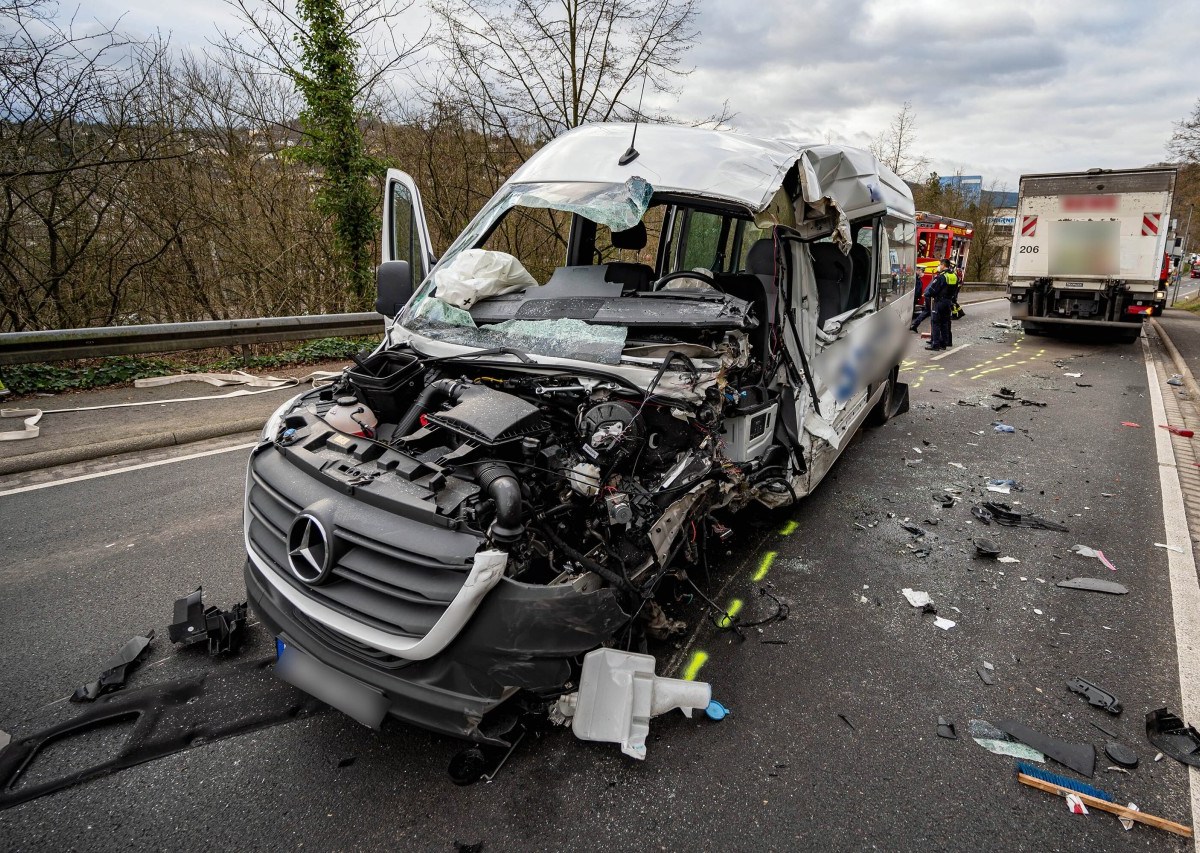 So sieht der Kleintransporter nach dem schweren Unfall in Werdohl (NRW) aus.