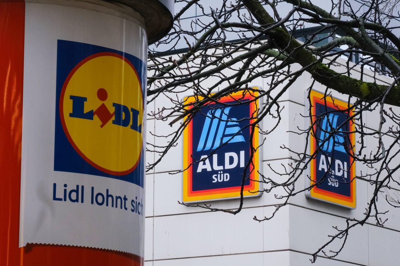 Aldi und Lidl hinken hinterher – seit Jahren setzen die Discounter auf den stationären Handel (Symbolbild).