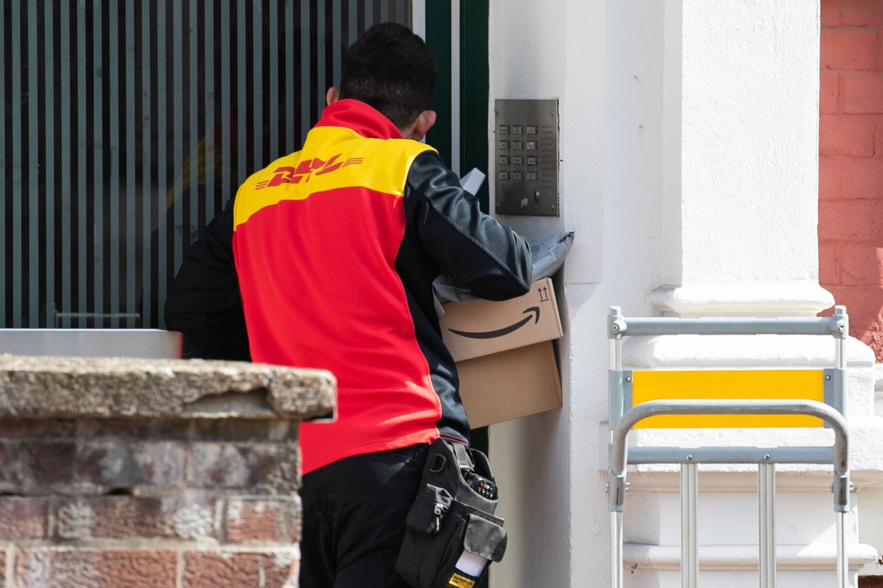 DHL: Muss der Bote Retouren an der Haustür annehmen? (Archivbild) 