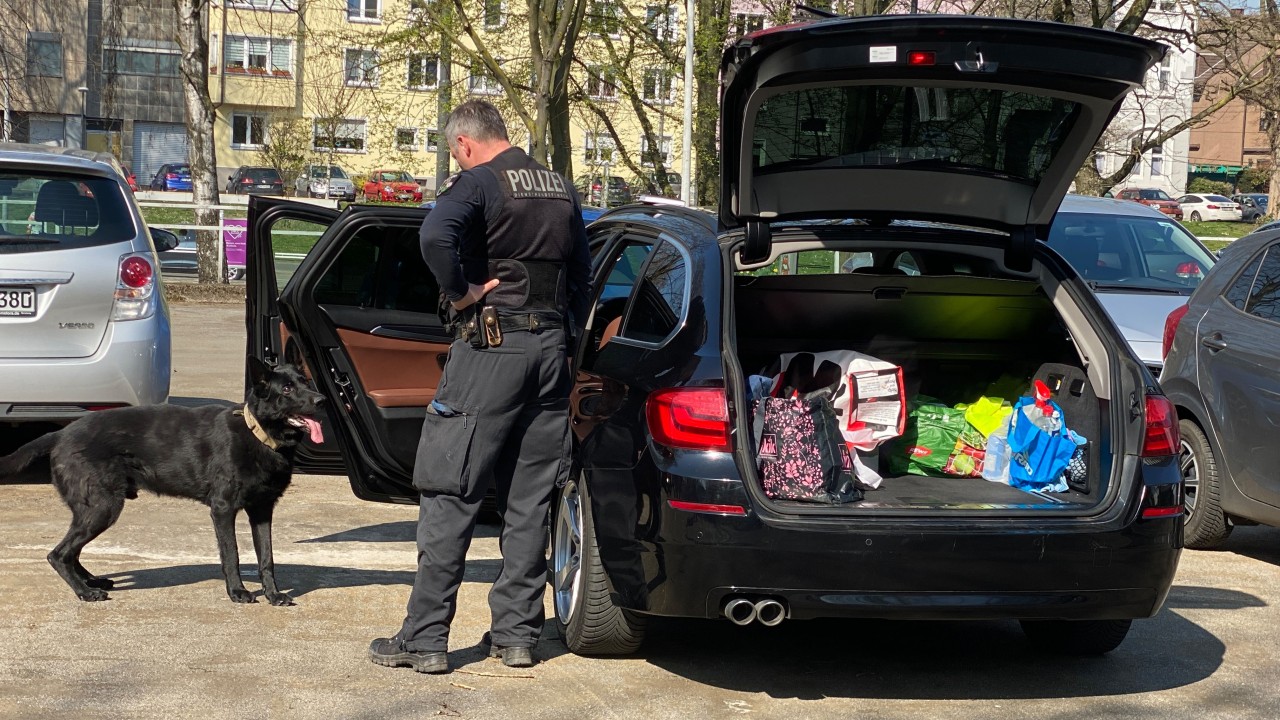 In Gelsenkirchen haben die Polizei und das Bundeskriminalamt mehrere Zimmer und Autos durchsucht.