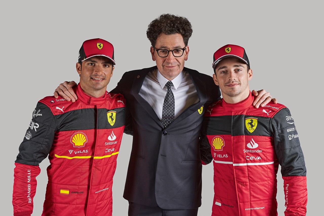 Ferrari-Boss Mattia Binotto ist mit seinen Fahrern Sainz (l.) und Leclerc (r.) sehr zufrieden