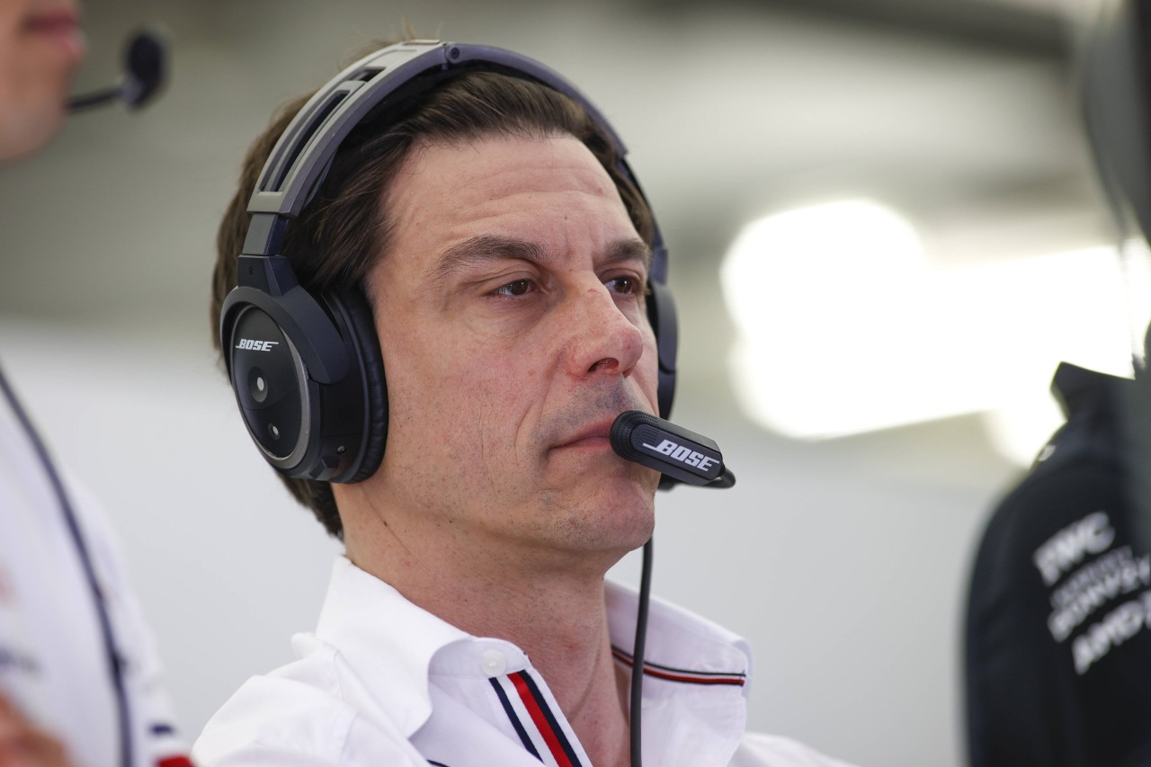 Formel 1: Mercedes-Chef Toto Wolff mit düsterer Prognose für die Saison 2022. 