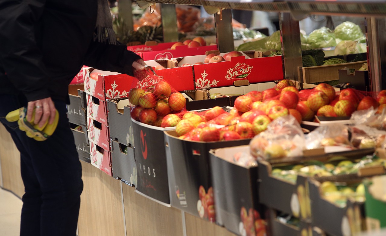 In der Obst- und Gemüseabteilung in einem Supermarkt hat sich ein Pony erleichtert. (Symbolbild)