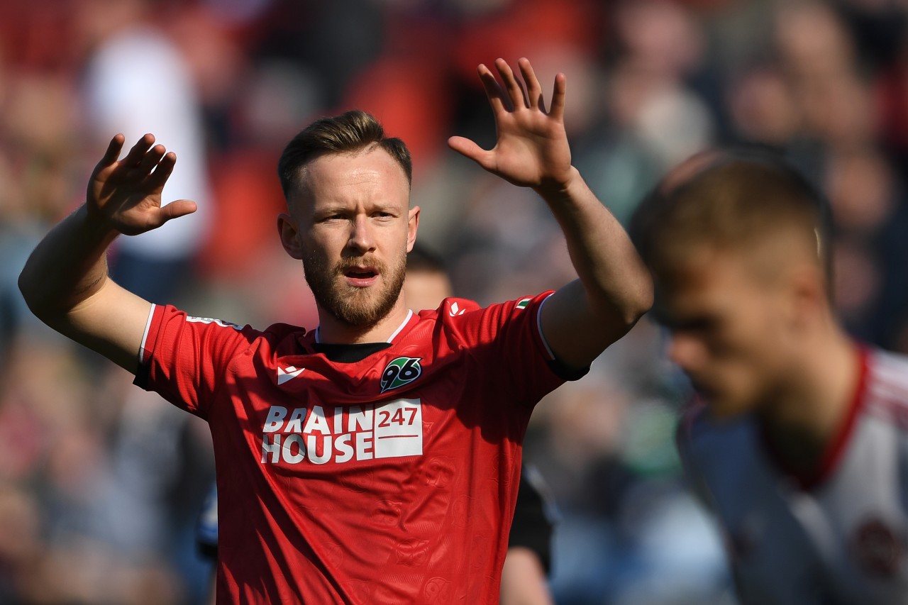 Ex-Schalker Cedric Teuchert sorgt mit einem Foul für Diskussionen. 