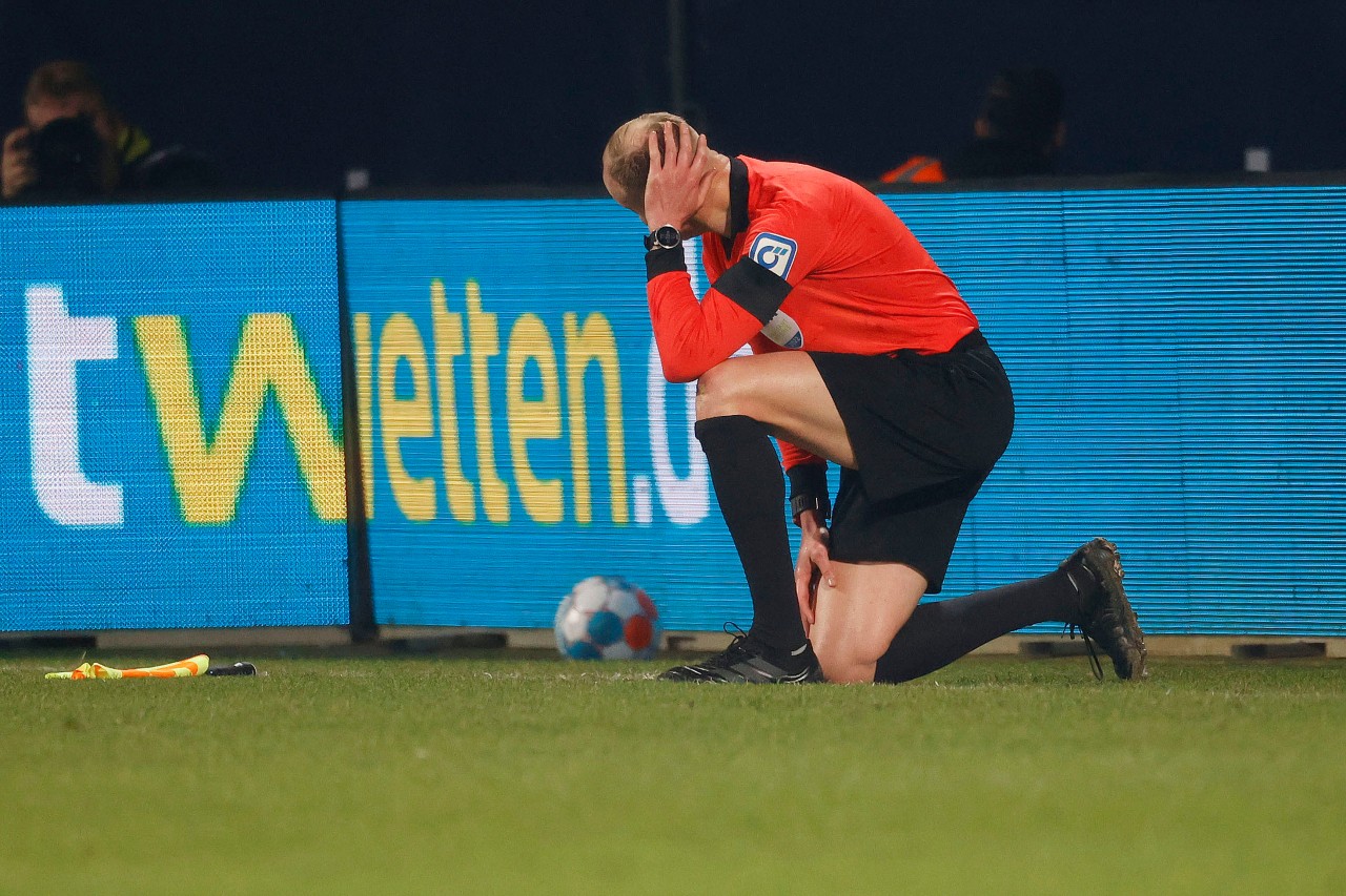 VfL Bochum: Das Spiel gegen Gladbach wurde nach einem Becherwurf auf Schiedsrichter-Assisten Christian Gittelmann abgebrochen.