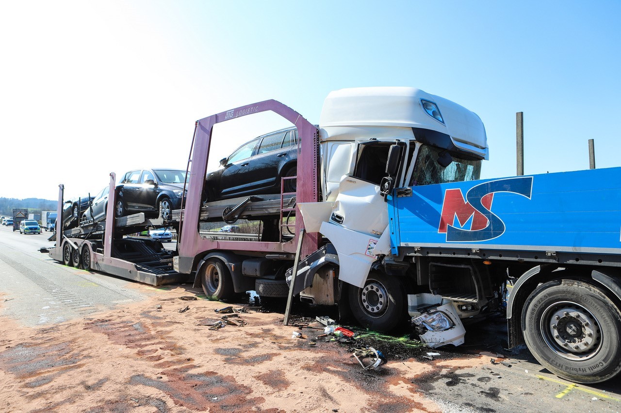 Ein Lkw ist auf der A1 in NRW auf einen Lastwagen aufgefahren.