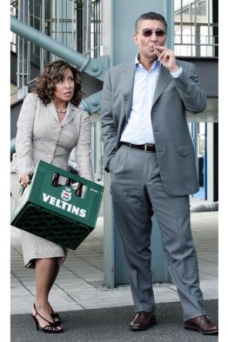 Solange sie privat ein Paar waren, drehten der 65-jährige Ex-Schalke-Manager und die Schauspielerin gemeinsam vier Werbespots für Veltins - er in der Rolle des Machos, sie als schlagfertige Partnerin. Foto: ap
