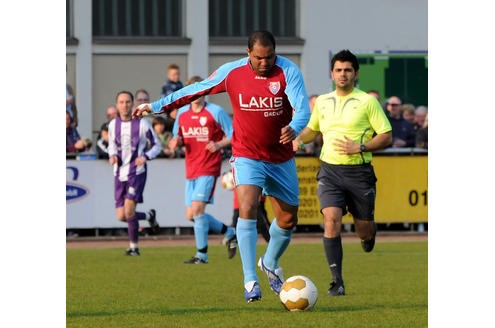 Doch Ailton traf beim Sechstligisten in 13 Spielen nur viermal - und zog zum FC Oberneuland nach Bremen weiter.