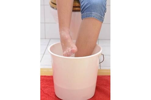 Dagegen hilft: kaltes Wasser an den Handgelenken oder das Eintauchen der Unterarme und Füße in kaltes Wasser. (Bild: Imago)


