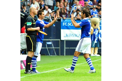 ...kaum an den Weltstars Raul (r.) und Klaas-Jan Huntelaar vorbeikommen.