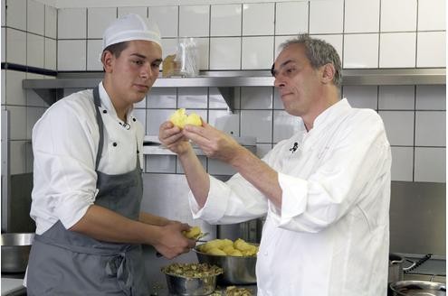 Nourddine (17) muss sich wie Rena noch gedulden. Er darf zwar in der Küche des Slowman bleiben, eine Ausbildung hielt Rach jedoch noch für zu früh. 