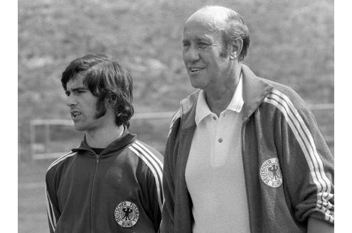 ...der ehemalige Bundestrainer Helmut Schön (hier mit Gerd Müller) litt an Alzheimer. Schön starb 1996 im Alter von 81 Jahren. Immer mehr Prominente leben allerdings auch mit Krankheiten in der Öffentlichkeit. Großes Ausehen erregte...