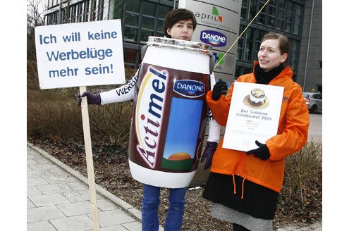 Als Foodwatch-Aktivisten den Preis vor der Firmenzentrale in Haar bei München überreichen
wollten, war Danone jedoch nach Angaben der Organisation nicht zu sprechen.