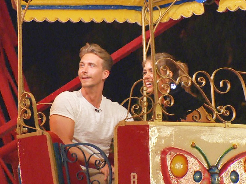 David entführt Jessica zu einer romantischen Fahrt auf dem Riesenrad.