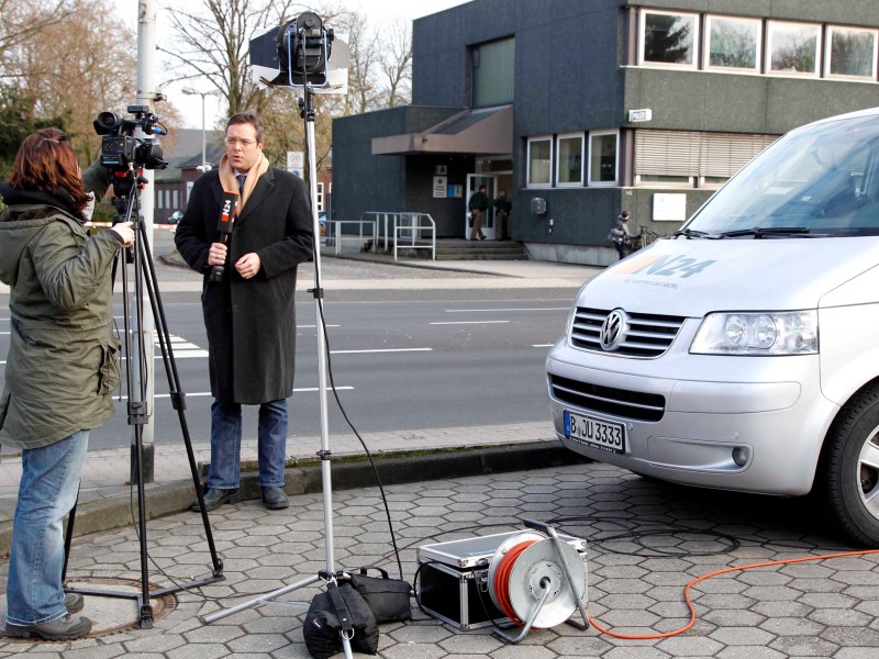 Presserummel vor dem Polizeipräsidium Mönchengladbach, nachdem sich am Donnerstag, 27. Januar, die Meldung verbreitet hat, dass der mutmaßliche Täter gefasst ist und die Leiche des Jungen entdeckt worden ist.