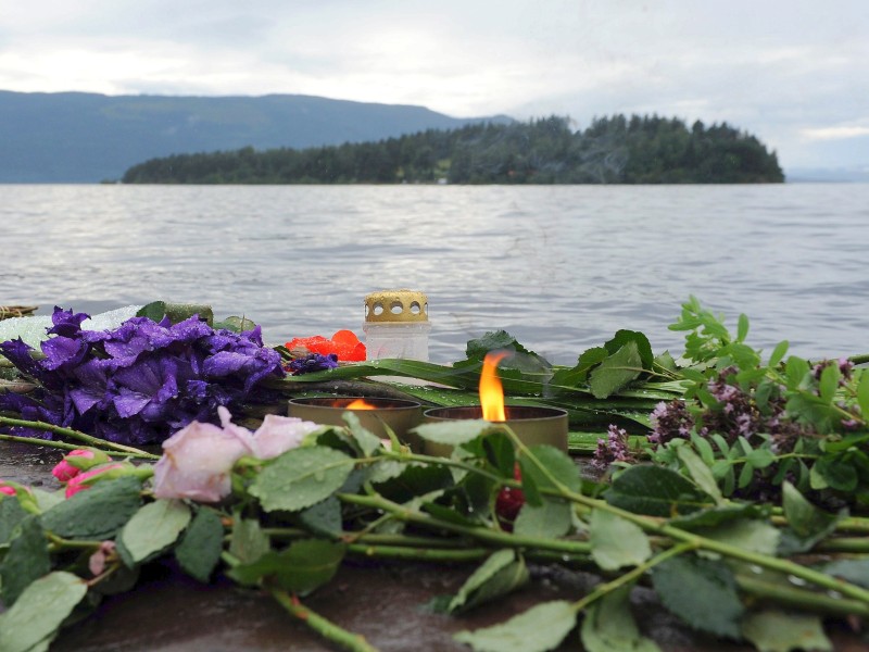 Als schließlich die Polizei auf der Insel eintrifft, wird Anders Breivik nach wenigen Minuten gestellt. Er ergibt sich und wird festgenommen. 69 Menschen im Alter von 14 bis 51 Jahren sind tot.