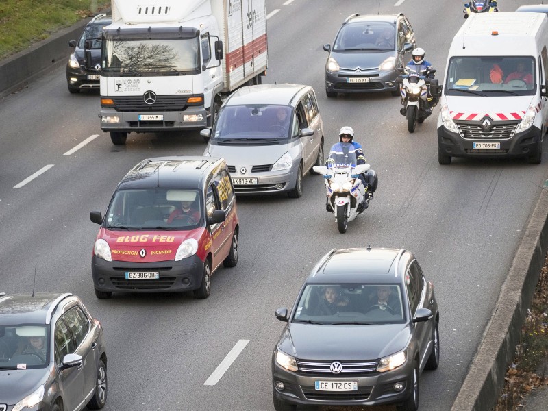 3. Januar 2017: In Frankreich verfolgt ein junger Mann den Dieb seines Autos auf ungewöhnliche Weise. Auf dem Dach liegend hält er sich fest, als der Dieb losfährt, und ruft mit einer Hand den Notruf. Der Dieb sei teilweise mit 130 Stundenkilometern auf der Autobahn unterwegs gewesen, heißt es später im Bericht. Ein Polizeiwagen nimmt die Verfolgung auf und kann den Verdächtigen schließlich festnehmen.