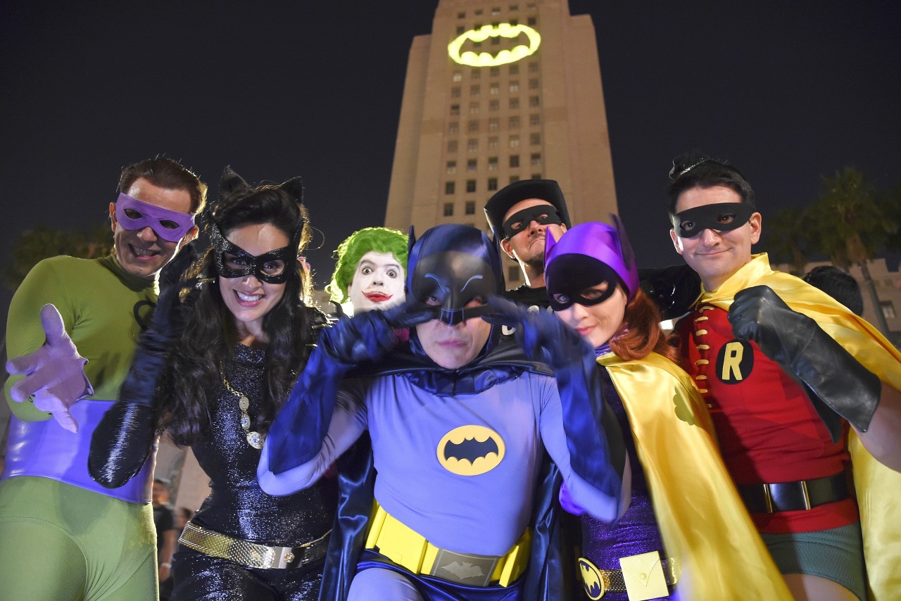 Verkleidete Batman-Fans versammelten sich unter dem Rathaus.