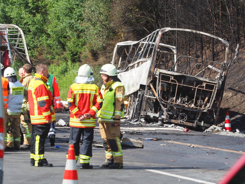 Auf der A9 bei Münchberg ist es am 3. Juli zu einem sehr schweren Verkehrsunfall gekommen. Ein Reisebus bei dem Unglück brannte aus.