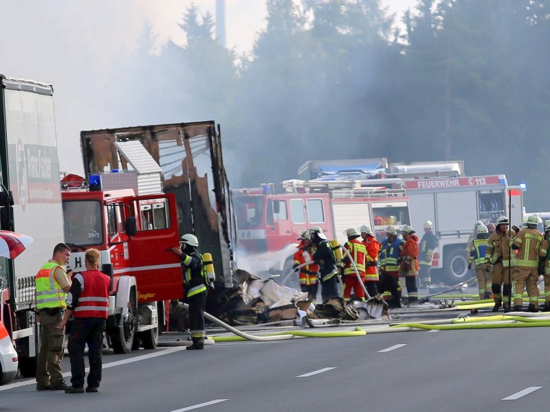 Ein Reisebus war bei dem Unfall auf einen Lkw aufgefahren.