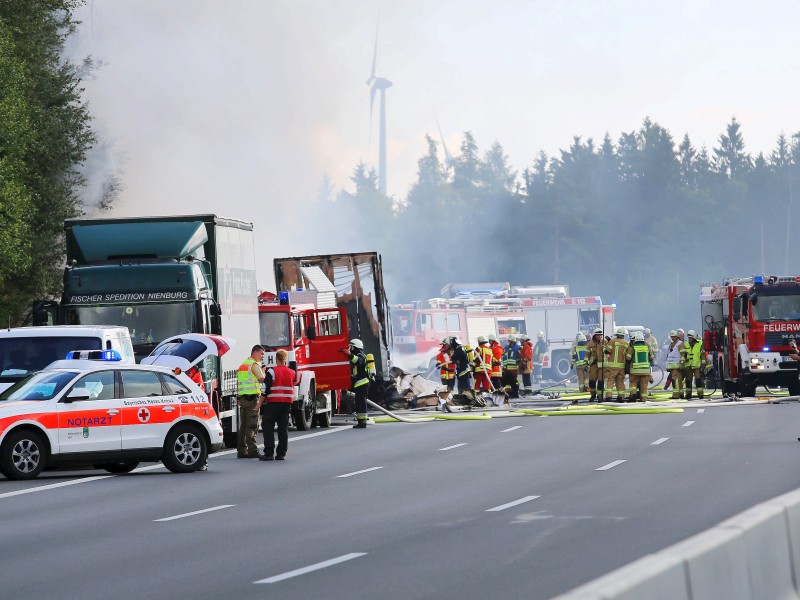 Merkels Dank gehe „an alle Rettungskräfte, Ärzte, Sanitäter, Seelsorger, die im Einsatz waren und sind, um Verletzte zu bergen, um Menschen zu betreuen in einer entsetzlichen Situation.“ 