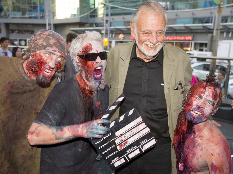 Der Regisseur und Drehbuchautor galt als Vater der Zombie-Filme. 1968 schockte er das Kinopublikum mit seinem Regiedebüt „Die Nacht der lebenden Toten“. Es folgten Duzend Gruselfilme, darunter „Crazies“, „Zombie“ und „Land of the Dead“. 