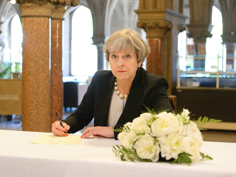 Premierministerin Theresa May nannte die Tat besonders „abstoßend und abscheulich“. Der Attentäter habe Zeit und Ort absichtlich so gewählt, „um das größtmögliche Blutbad anzurichten“.