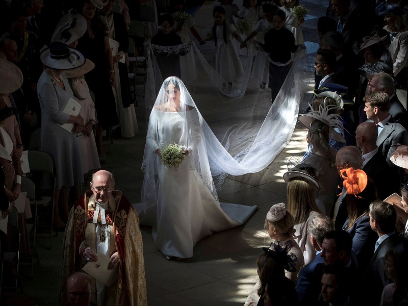 In den langen Schleier der Braut waren Symbole eingearbeitet, die alle 53 Länder des Commonwealth präsentieren sollten.