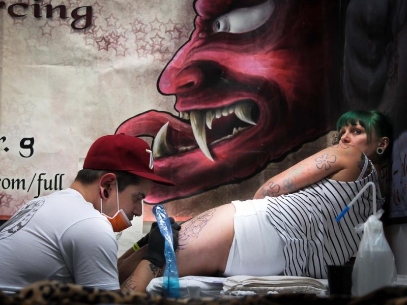 Impression vom ersten Tag der 18. Tattoo- und Piercing-Convention in der Westfalenhalle.