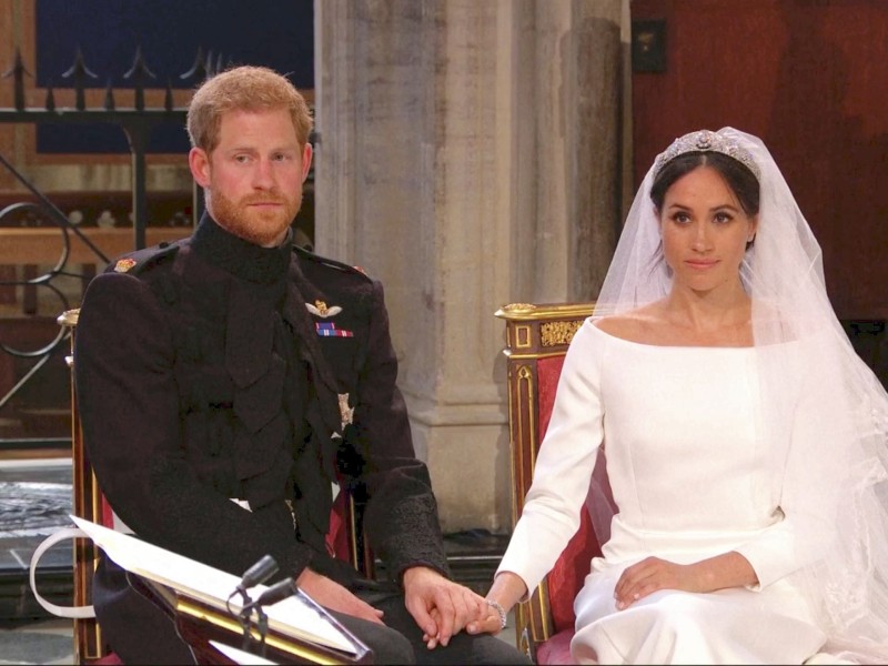 Ein bisschen sieht es aus, als hielten sie sich aneinander fest: Prinz Harry und Meghan Markle. 