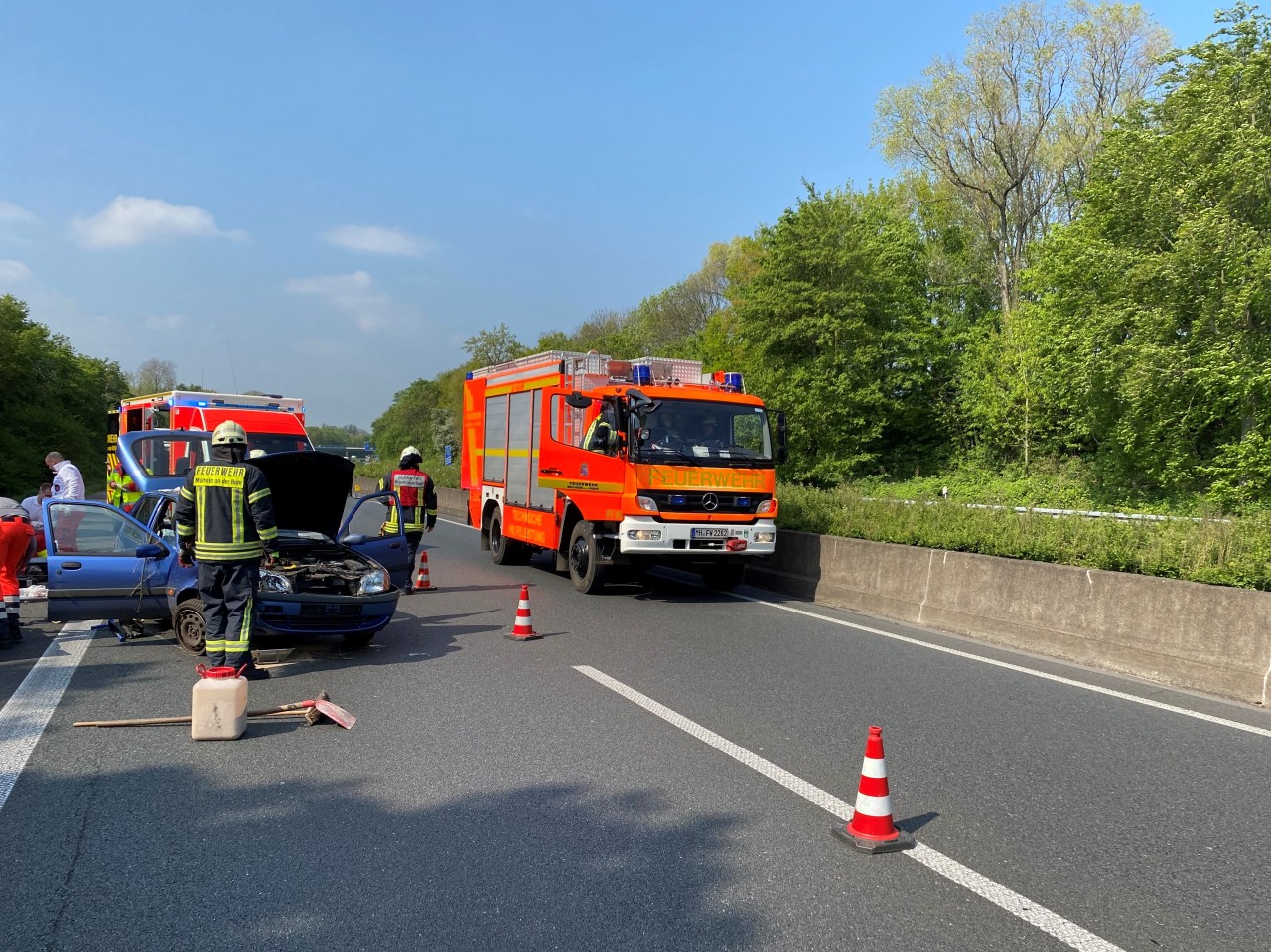 Auf der A40 bei Mülheim hat sich am Samstagvormittag ein schlimmer Verkehrsunfall ereignet. 