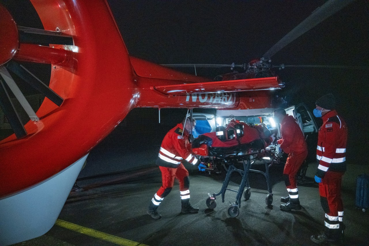 A45 im Sauerland: Der lebensgefährlich verletzte Ersthelfer kam mit einem Hubschrauber ins Krankenhaus. (Symbolbild)