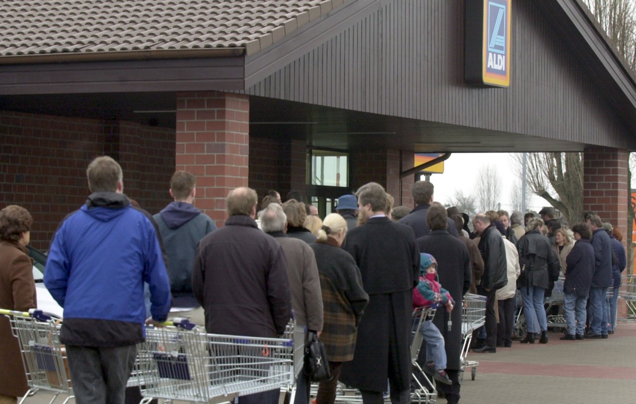 Aldi, Lidl und Co: An diesen Tagen solltest du entweder meiden, einkaufen zu gehen, oder lange Wartezeiten einplanen. (Archivbild)