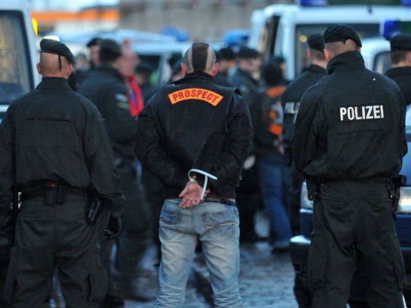 Großeinsatz gegen Rockerkriminalität: Unter Federführung der Oberhausener Polizei durchsuchen Einsatzkräfte am 22. Oktober insgesamt 29 Häuser und Wohnungen im Ruhrgebiet, Bayern und Österreich. Darunter auch die Vereinsheime des Bandidos MC in Bochum und Essen. Hintergrund sind Drogen- und Waffendelikte. Vier Haupttäter werden festgenommen, einer davon im Ruhrgebiet.