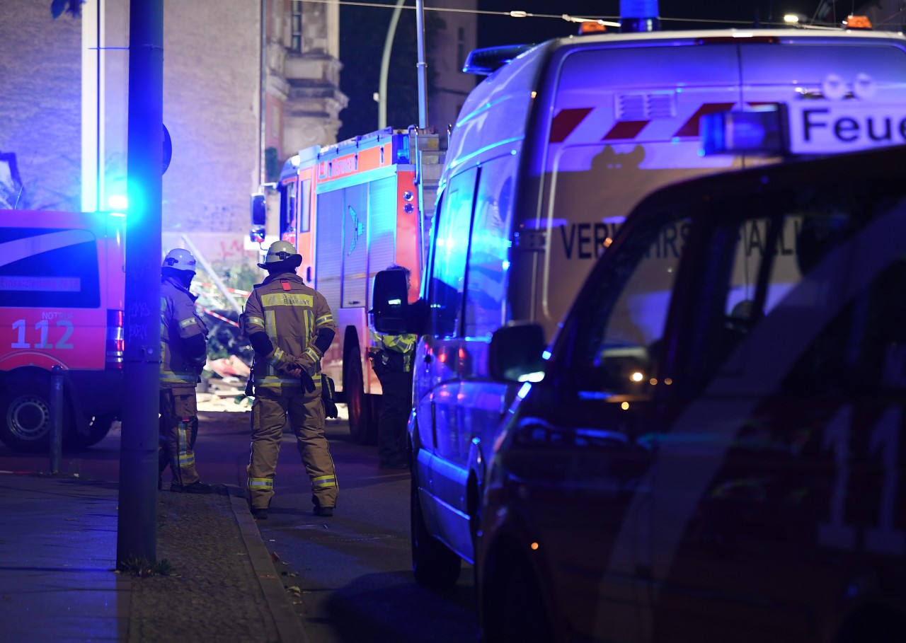 Die Feuerwehr ist mit zahlreichen Rettungskräften vor Ort.