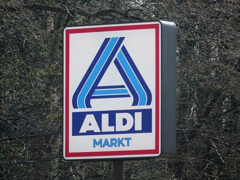 Das Logo von Aldi Nord ist am Schild eines Aldi Marktes zu sehen.