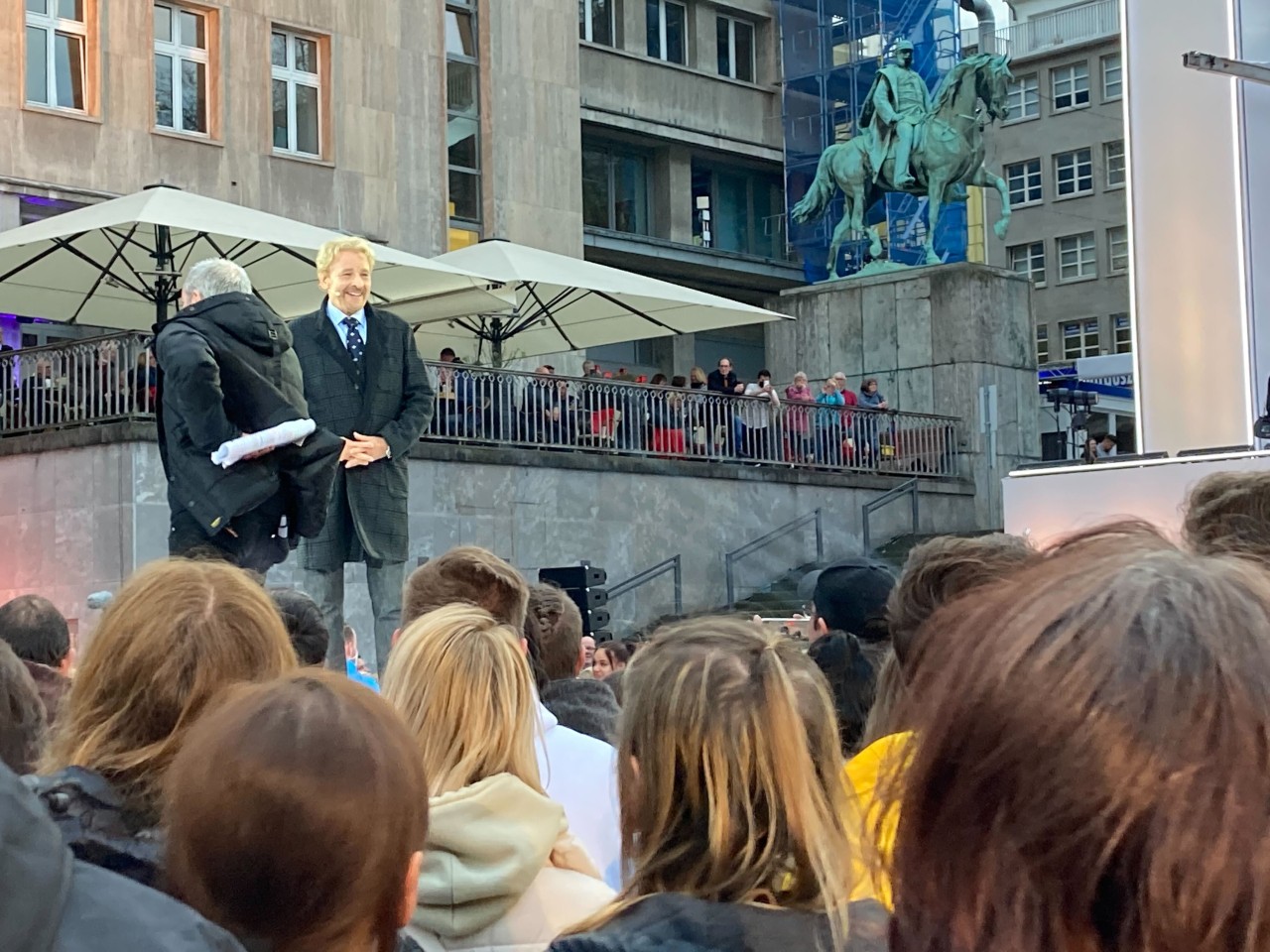 Thomas Gottschalk erscheint als Sprecher bei „Die Passion“ statt mit Lockenpracht mit deutlich kürzeren Haaren.