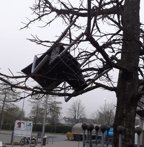 Dieser Stuhl neben Edeka in Essen lernte unfreiwillig fliegen.