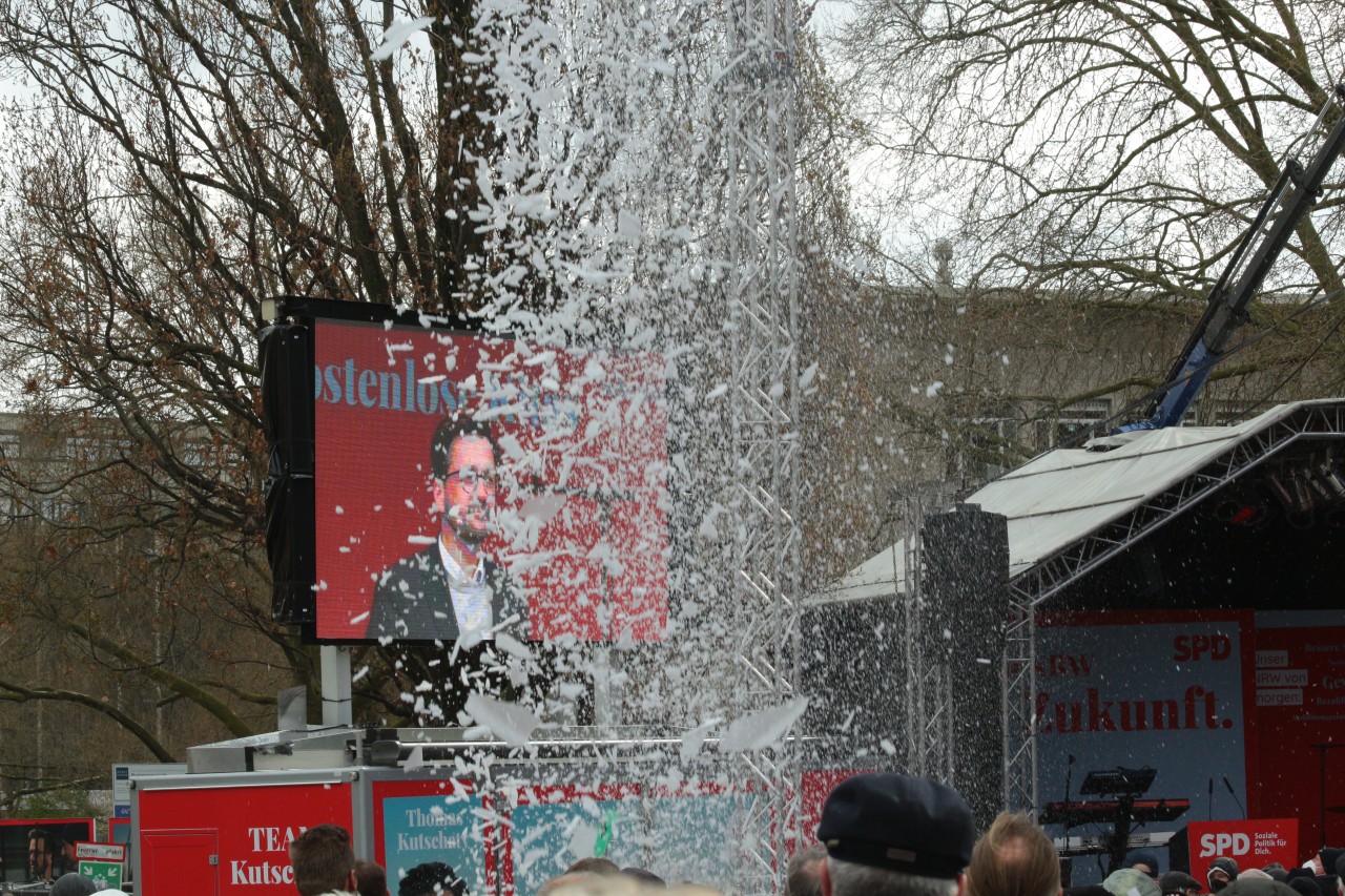 Mehrfach rutschten Schneemassen vom Dach auf das Publikum in Essen herunter.