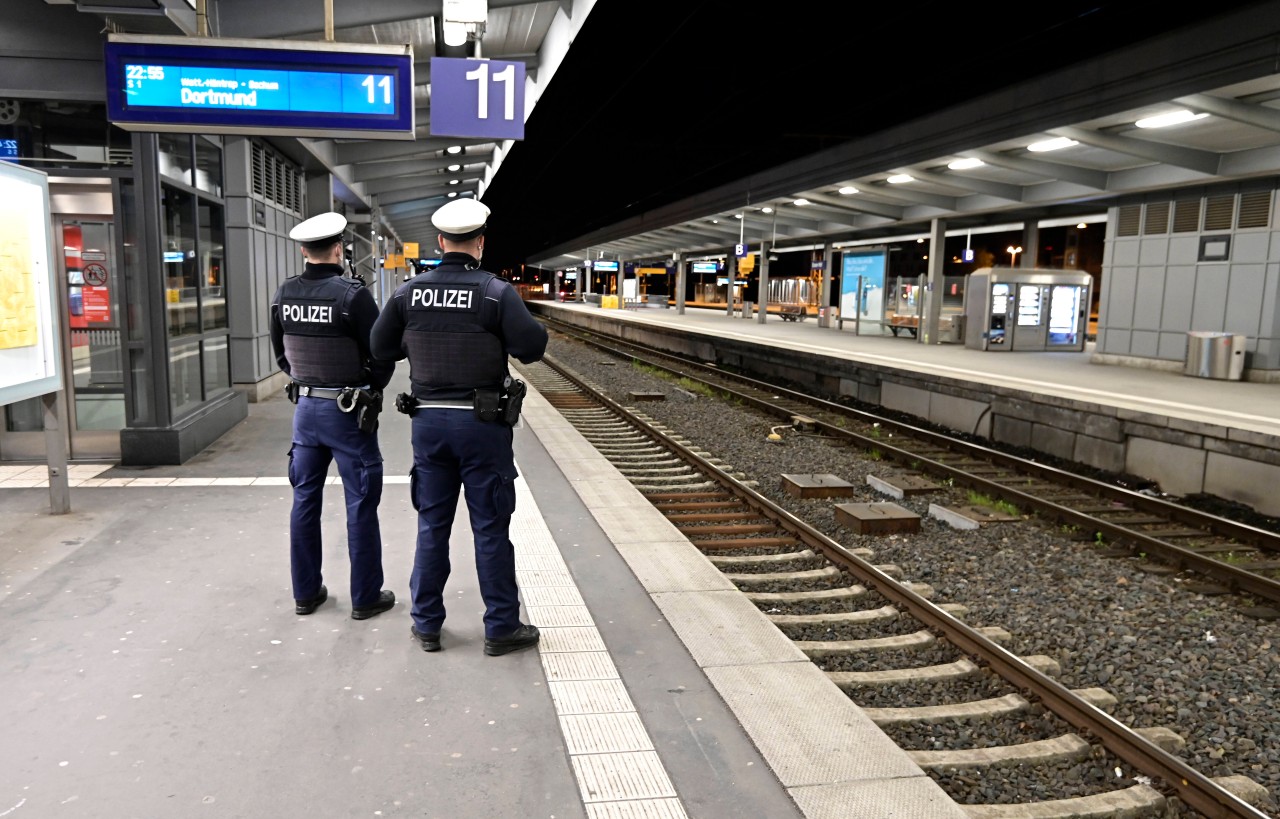 Am Hauptbahnhof in Essen durchsuchten Beamten der Polizei den Rucksack eines verdächtigen Mannes. (Symbolbild)