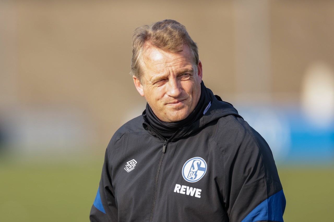 Mike Büskens, Cheftrainer des FC Schalke 04, will nach dem ersten Elfmeter für seine Mannschaft sein Versprechen einhalten.