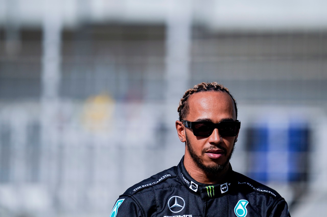 Formel 1: Die FIA erinnert die Fahrer daran, sämtliche Accessoires abzulegen. Lewis Hamilton ist für sein Schmuck wie Ketten und Piercings bekannt.