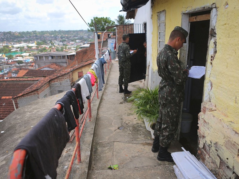 Sie gehen von Haus zu Haus und informieren über die Situation. 220.000 Soldaten schickt die brasilianische Regierung in den Zika-Kampf.